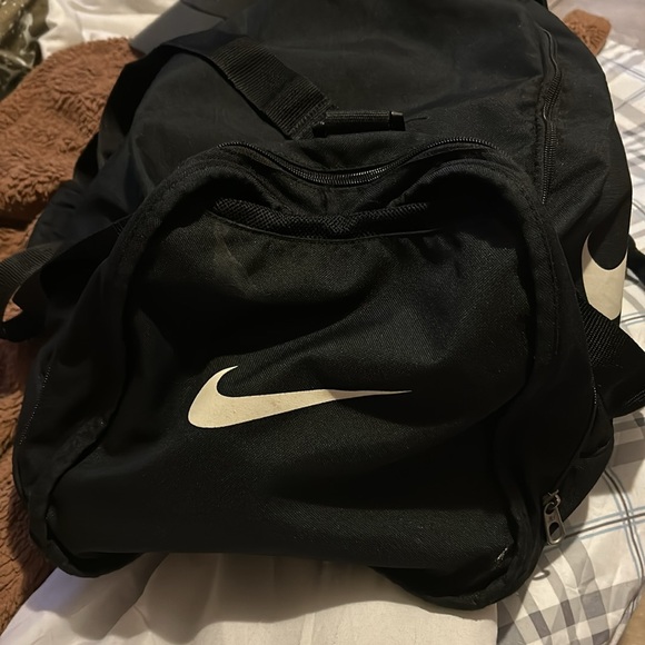 I’m selling a black workout or duffle bag - Picture 3 of 3